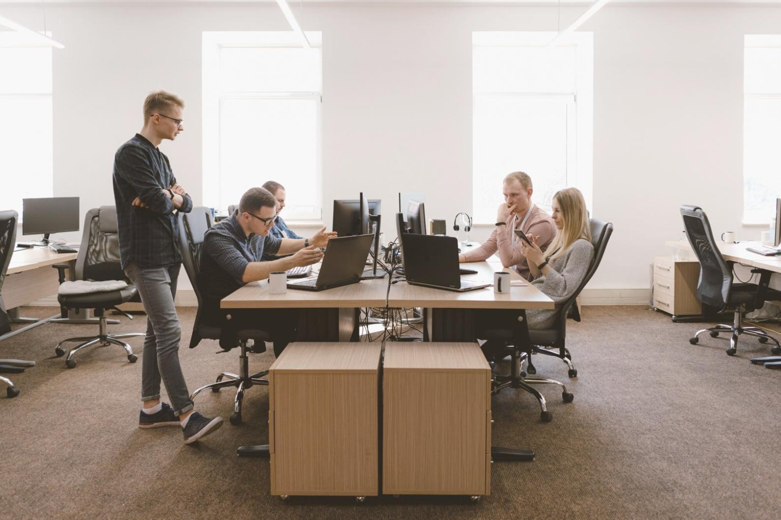 Espacio de trabajo con análisis de datos financieros y gráficos de tendencias